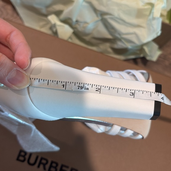 NWT SIZE 36 Burberry White Leather Split-Toe Hove Sandals - Picture 16 of 16